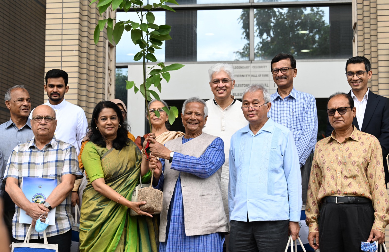 পরিবেশ সুরক্ষায় প্লাস্টিক বর্জনের আহ্বান প্রধান উপদেষ্টার
